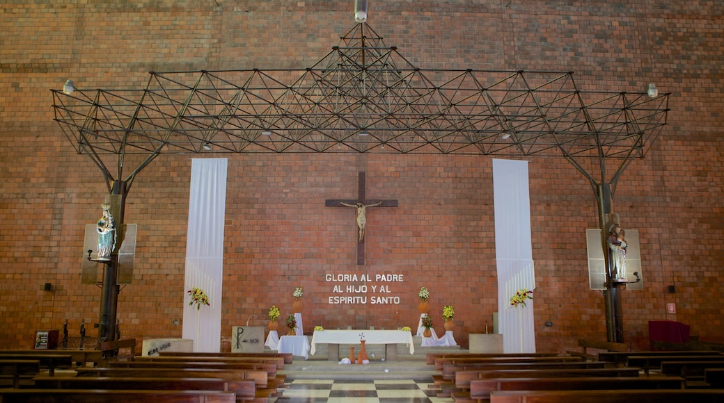 San Salvador mostrando vistas internas, uma igreja ou catedral e aspectos religiosos