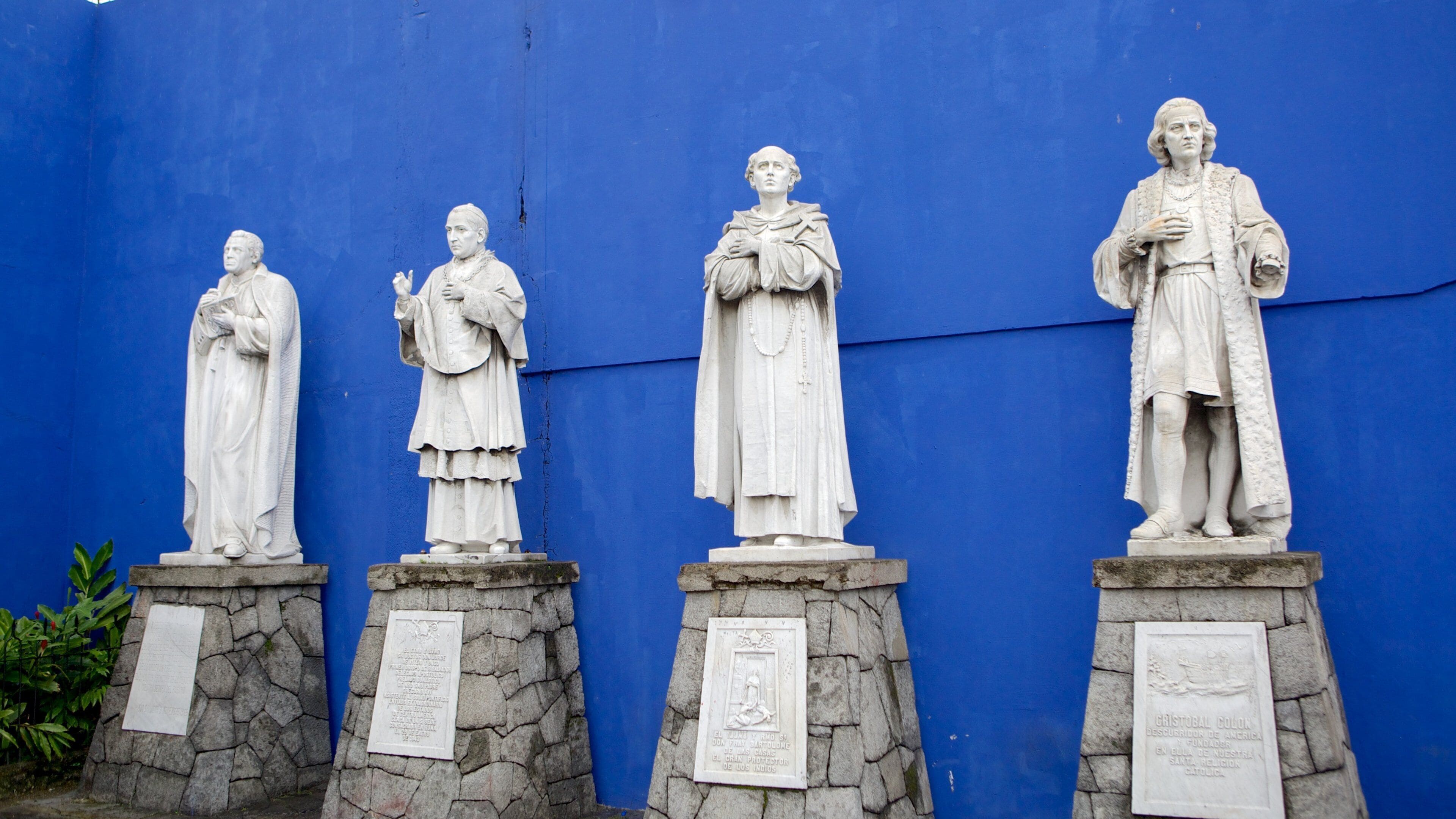 San Salvador mostrando elementos religiosos e uma estátua ou escultura