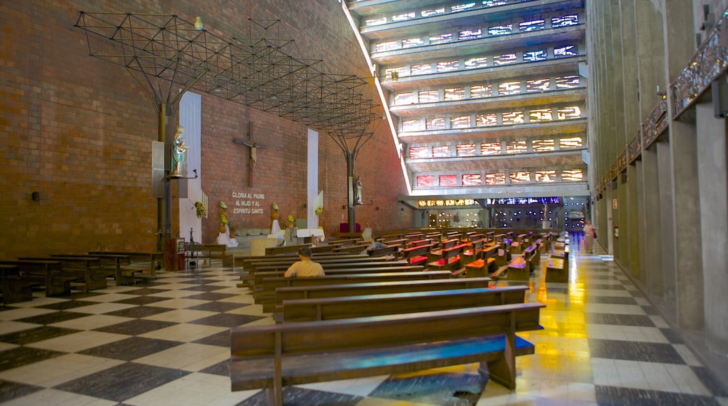 El Salvador caracterizando uma igreja ou catedral, elementos religiosos e vistas internas