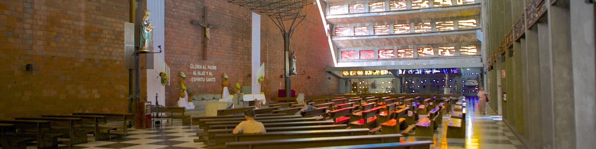 El Salvador caracterizando uma igreja ou catedral, elementos religiosos e vistas internas