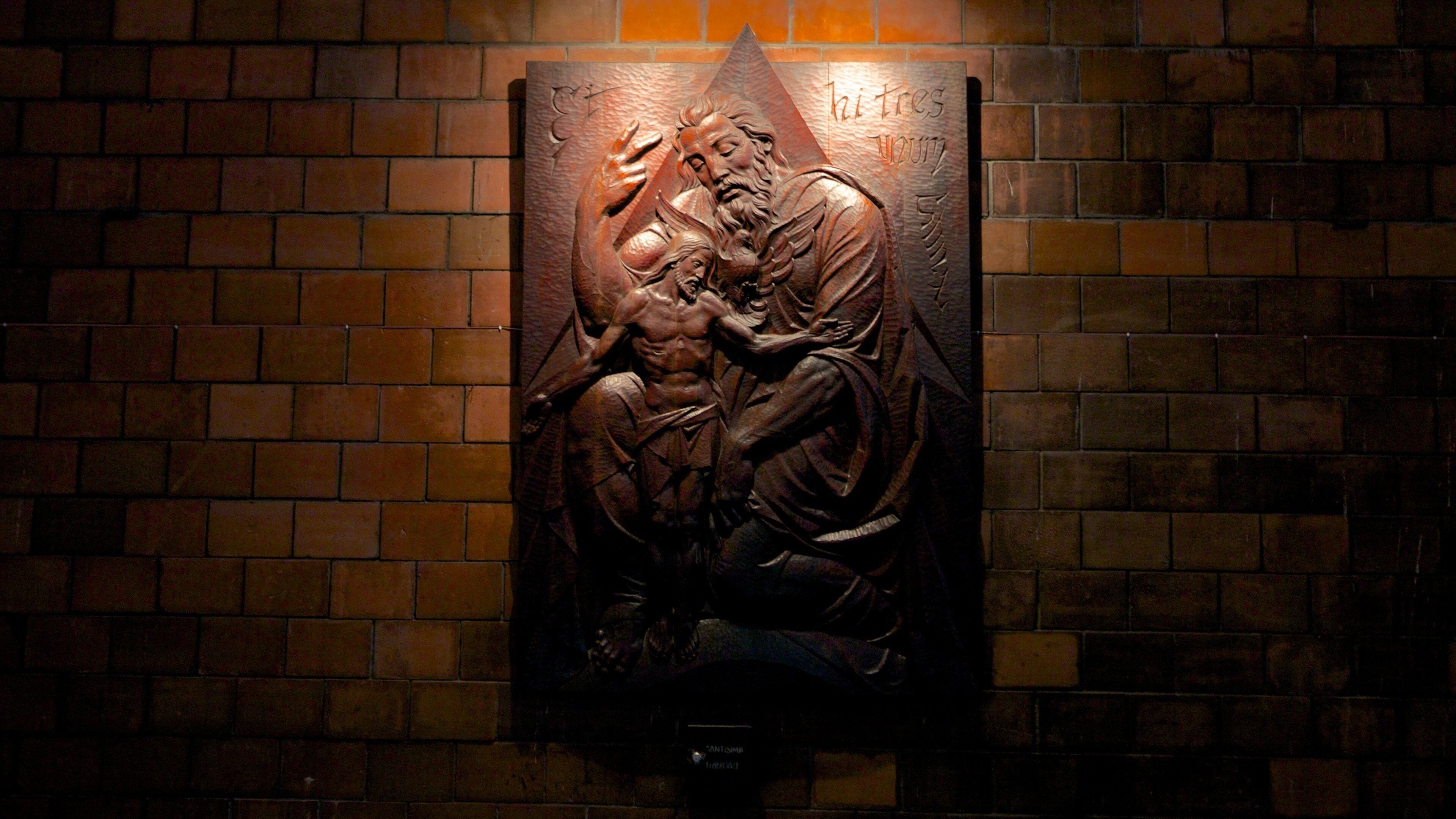 San Salvador que inclui sinalização, vistas internas e elementos religiosos