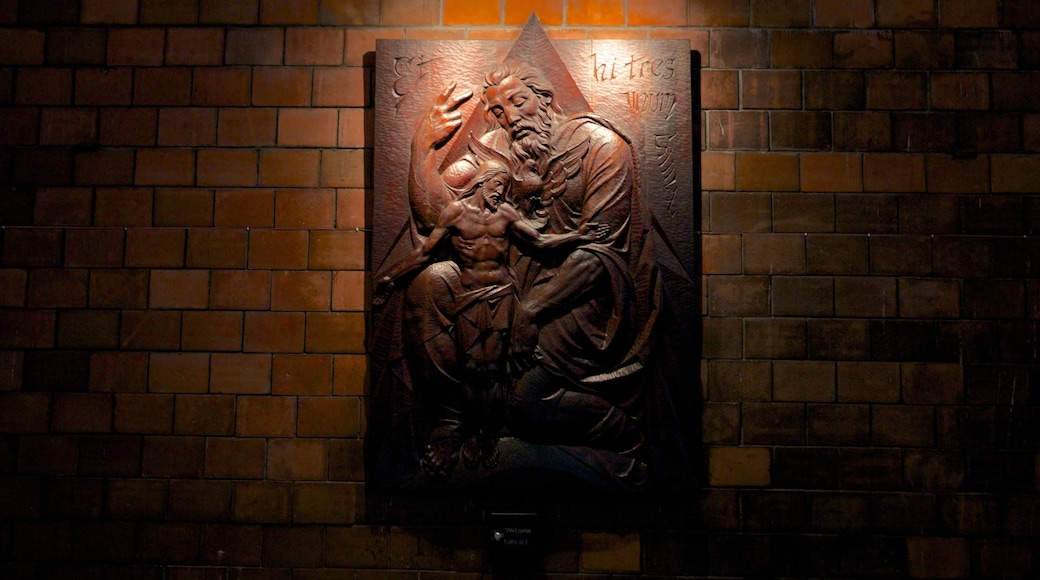 San Salvador que inclui sinalização, vistas internas e elementos religiosos