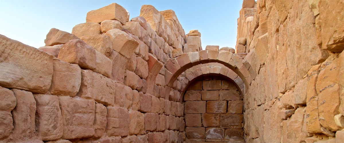 Iglesia bizantina que incluye ruinas de edificios y elementos del patrimonio