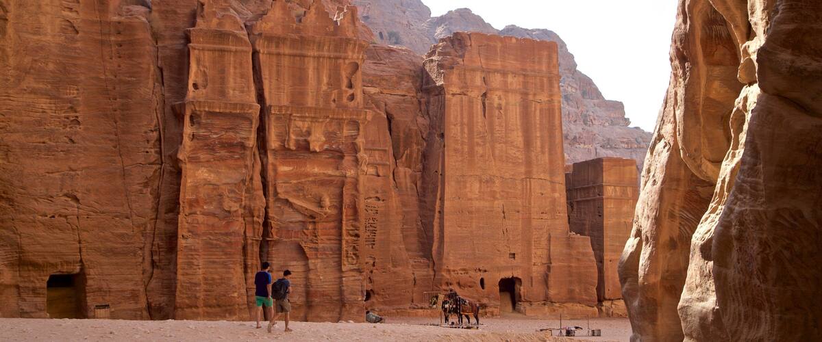 Rue des façades mettant en vedette gorge ou canyon et patrimoine historique aussi bien que petit groupe de personnes