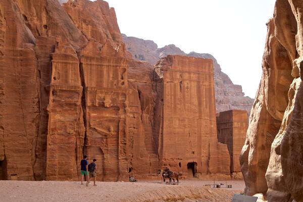 ファサード通り 表示 遺跡・遺産 と 渓谷あるいは峡谷 及び 少数の人々