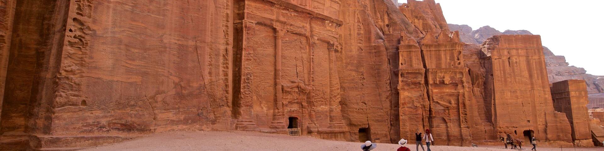Rua das Fachadas caracterizando arquitetura de patrimônio e um desfiladeiro ou canyon assim como um pequeno grupo de pessoas