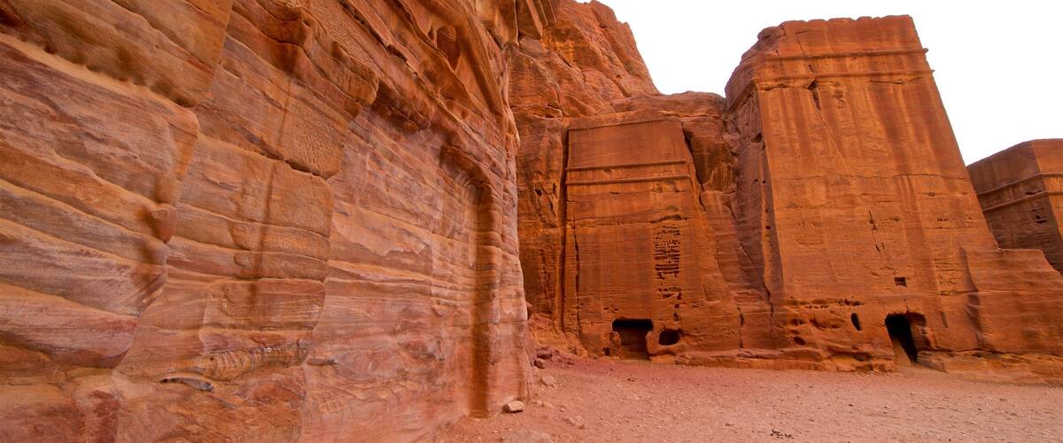 Rue des façades montrant patrimoine architectural et gorge ou canyon