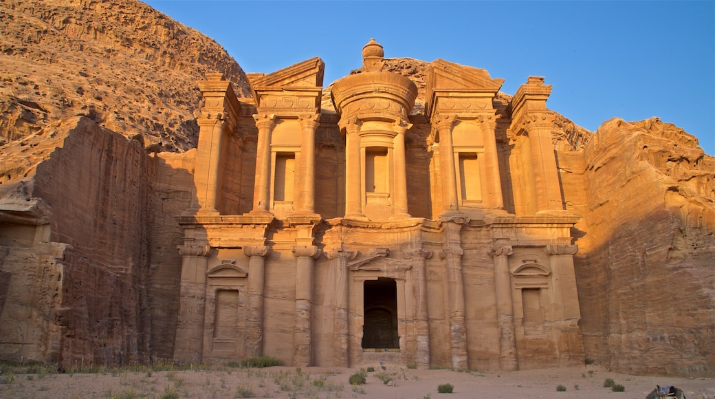 Le MonastĂšre mettant en vedette patrimoine architectural et gorge ou canyon