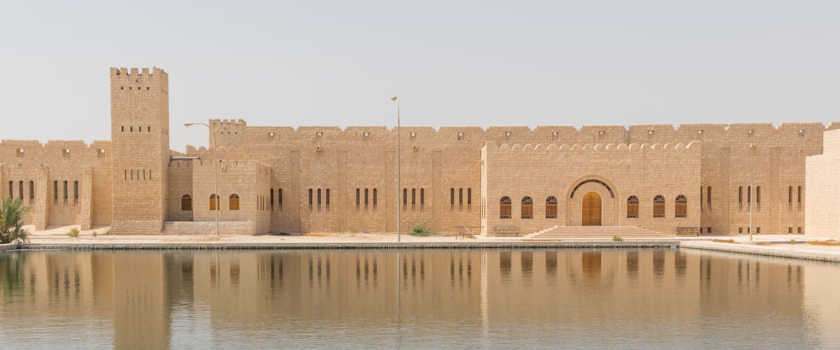 Une vaste forteresse dotée d’une tour centrale et d’un fossé en façade.
