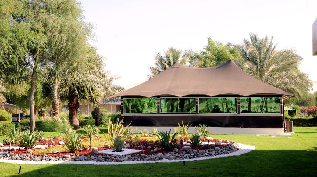 Abu Dhabi Falcon Hospital which includes a garden