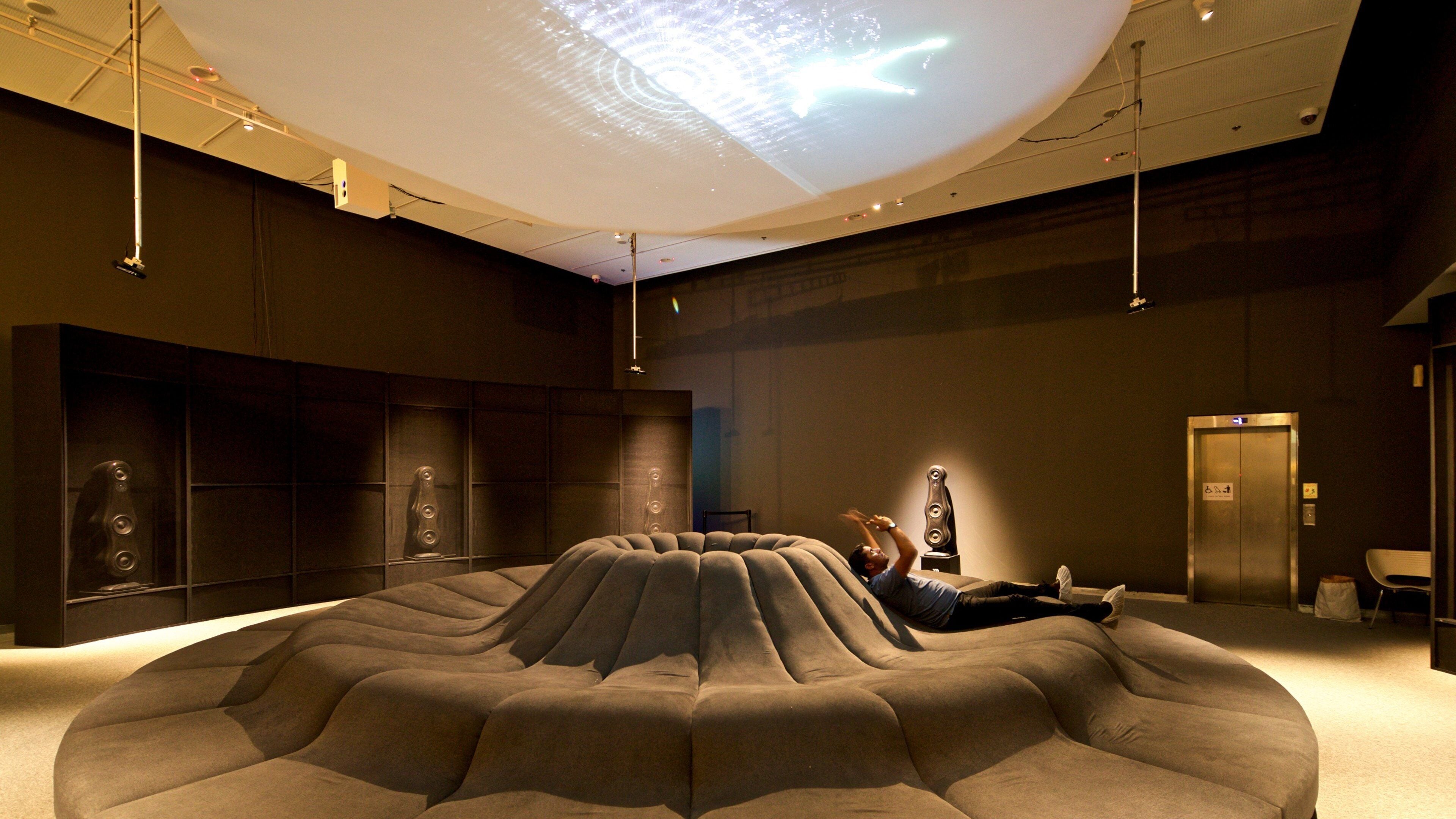 デザイン ミュージアム ホロン どの含み 屋内の眺め 及び 男性 (個人)