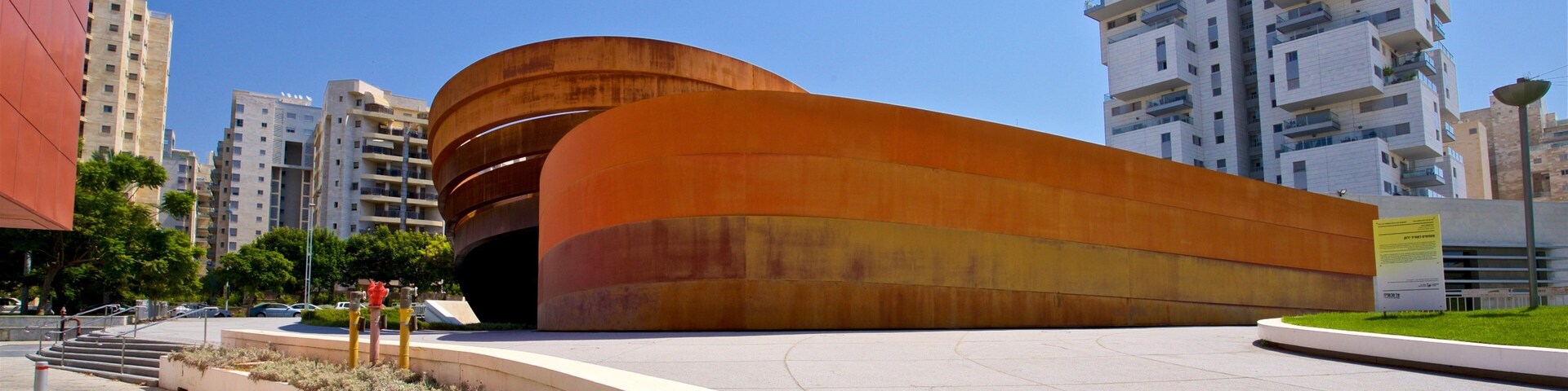 Museu de Design de Holon mostrando arquitetura moderna e uma cidade