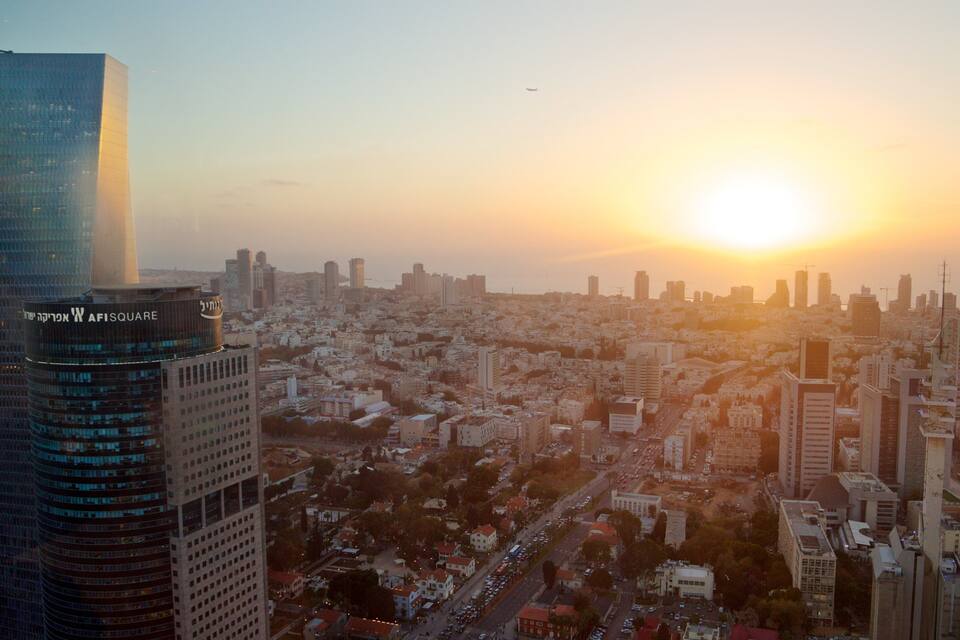 Un paisaje urbano con un rascacielos destacado con el rótulo