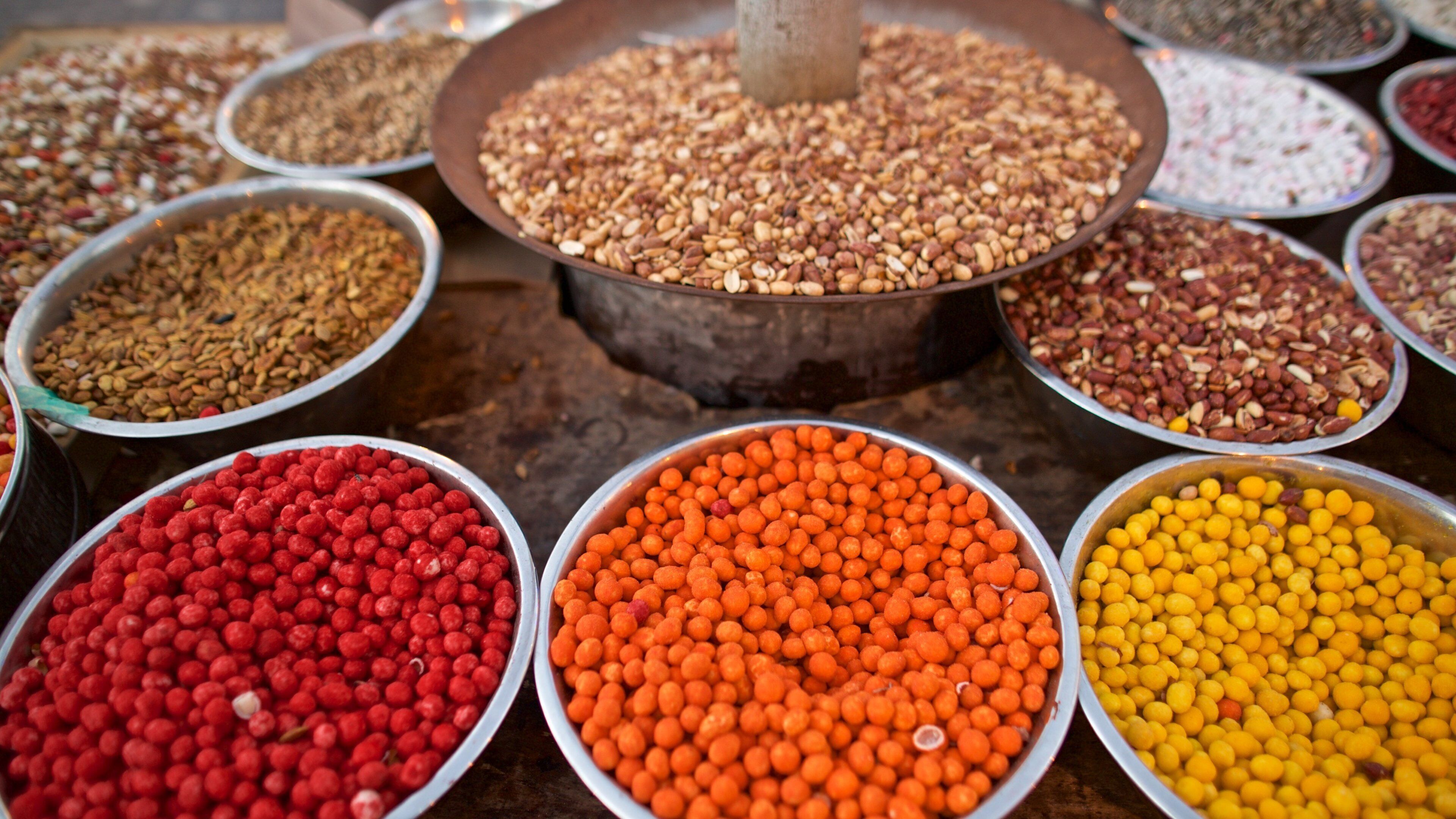Rainbow Street featuring markets and food