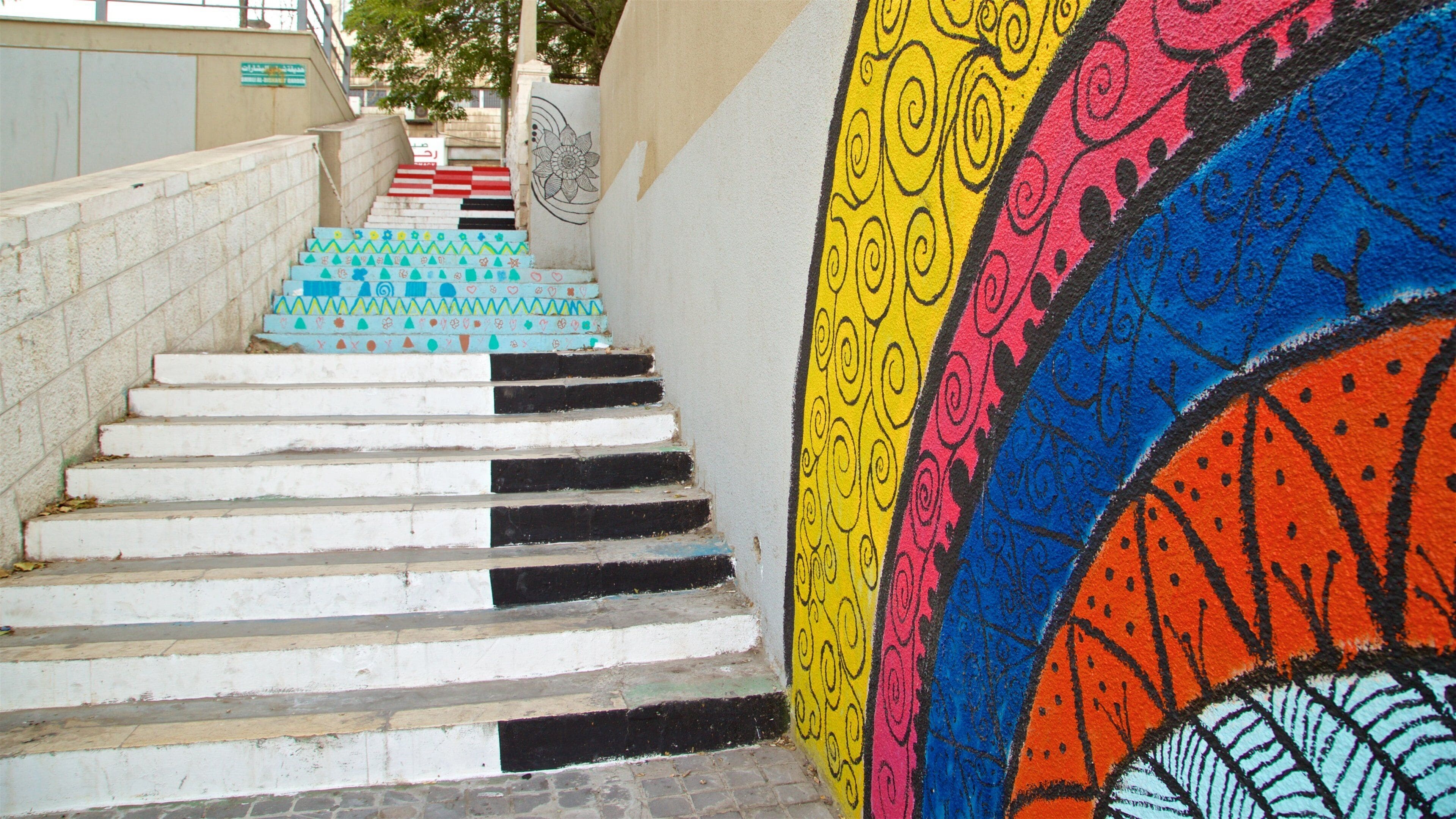 Rainbow Street 이 포함 야외 예술