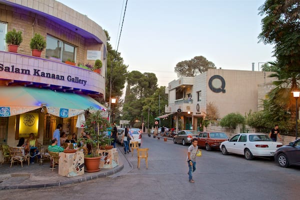 Rainbow Street mettant en vedette petite ville ou village et scĂšnes de rue aussi bien que enfant