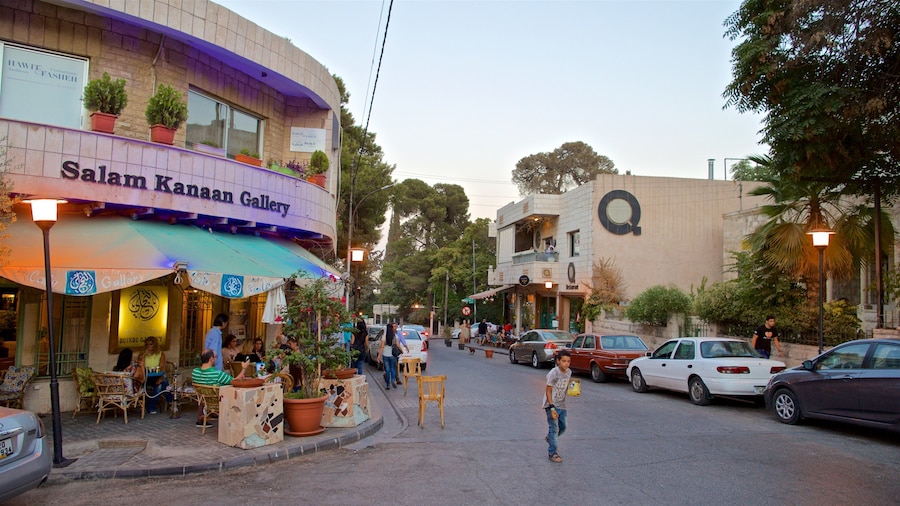 Rainbow Street mostrando un pueblo y escenas cotidianas y también un niño