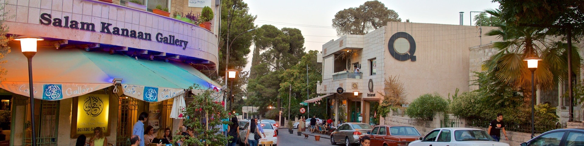 Rainbow Street caracterizando uma cidade pequena ou vila e cenas de rua assim como uma criança sozinha