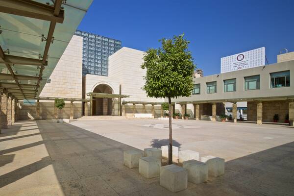 Jordan Museum welches beinhaltet Platz oder Plaza