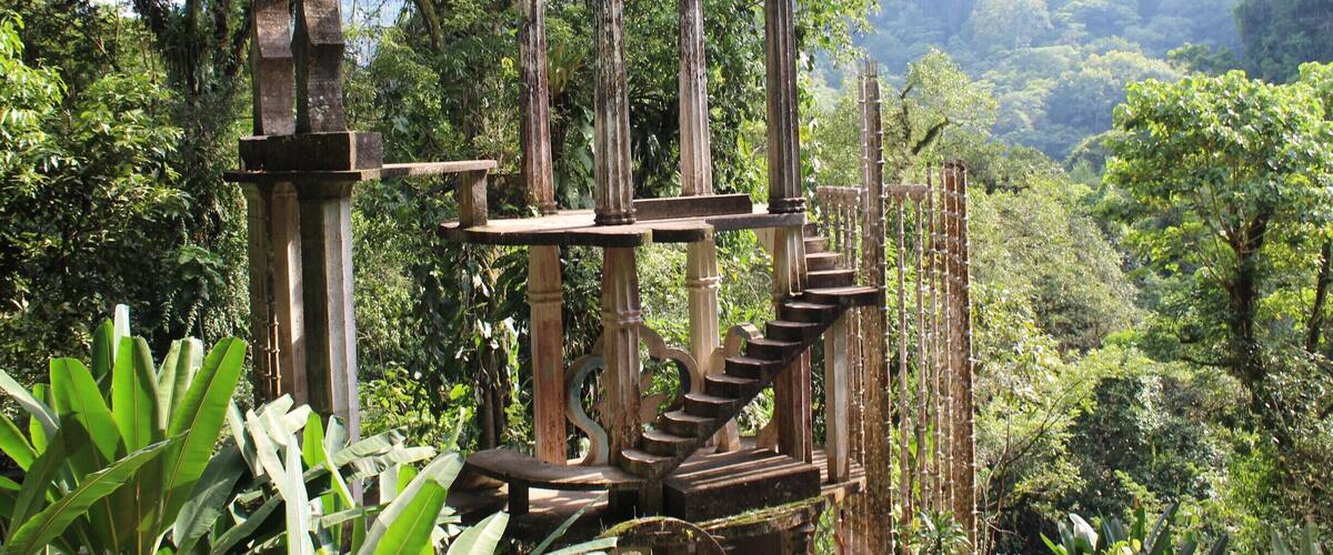 The Surrealist Garden of Edward James is a nonsense paradise in the middle of mexican jungle and nowadays a well-known #must when going to Xilitla.
You can get lost for couple of hours or so, just climbing up & down.
Edward James was a Scottish poet and sculptor. In 1944, James arrives in Mexico with the idea of "putting a Garden of Eden" in that country. Accompanied by Roland McKenzie and Plutarco Gastelum, choose a field on the edge of the Santa Maria River in Xilitla, on top of the Sierra Huasteca northeastern Mexico. He settled there and, with the help of huastecos workers, built a surreal garden.
James received in Xilitla other Surrealist artists such as Leonora Carrington.
#outdoors #architecture #gardens #BackpackTravel
