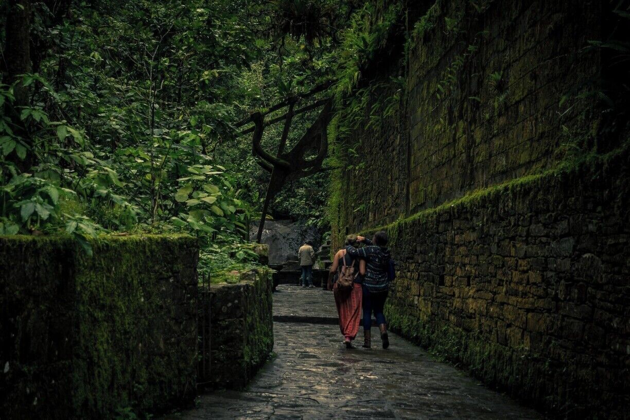 A couple of friends playing by one of the pozas of the Edward James castle, in Xilitla, San Luis Potosí.