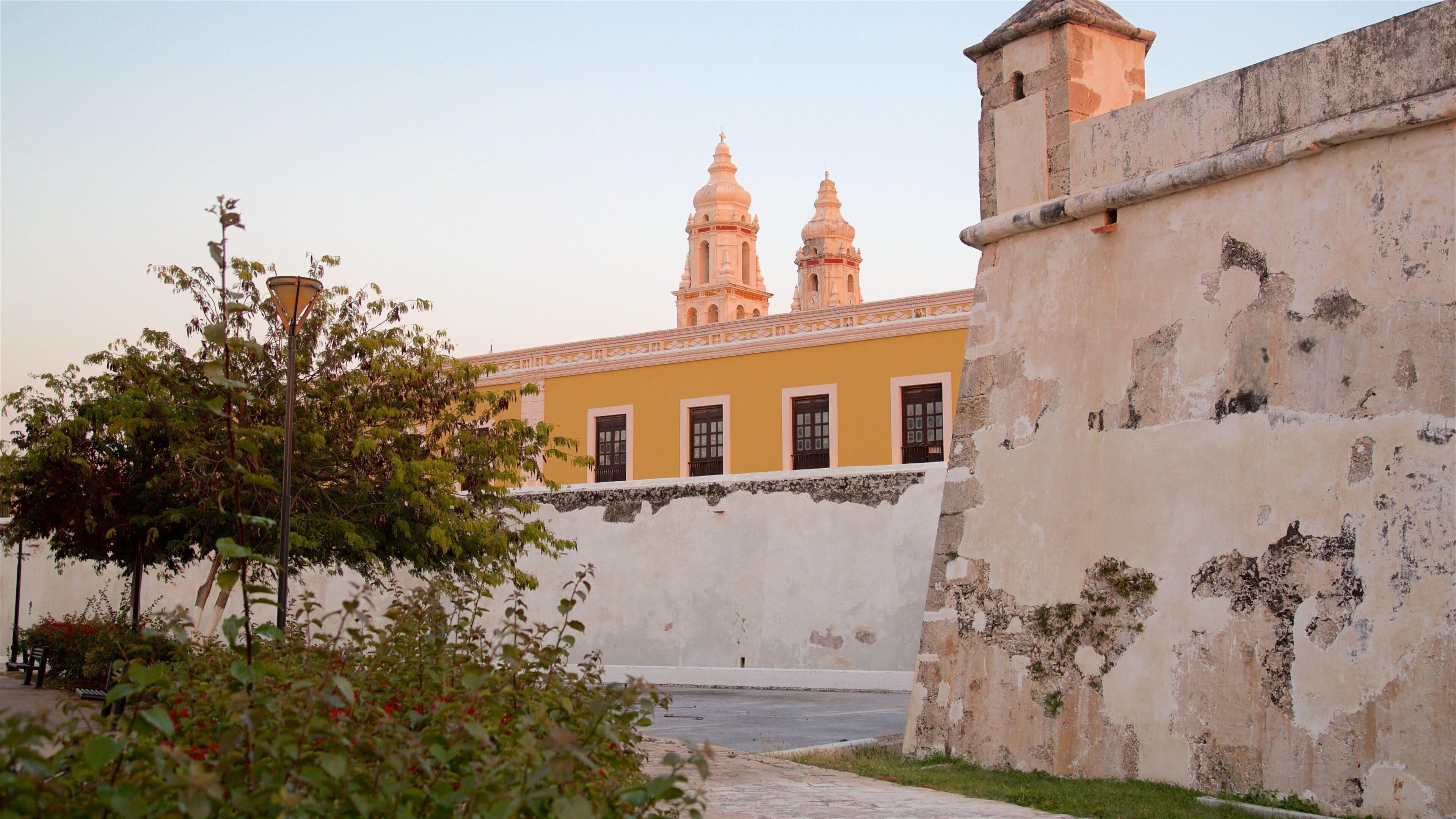 Old City Wall 呈现出 傳統元素 和 夕陽