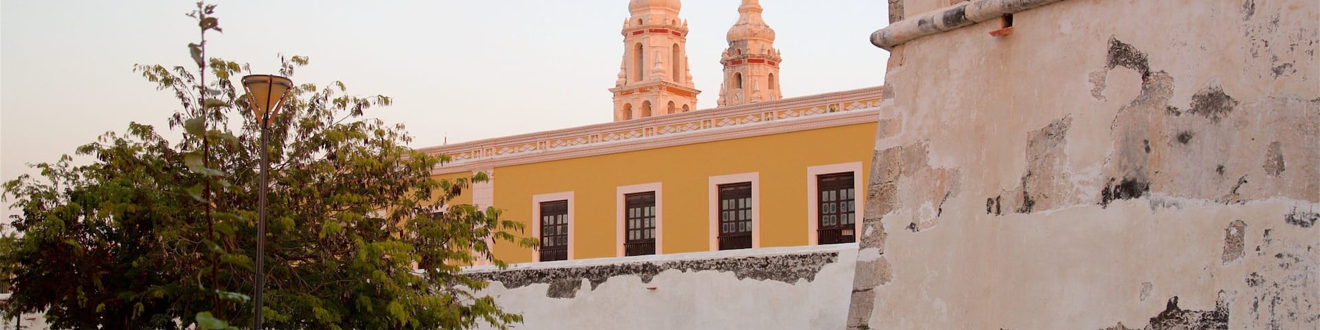 Old City Wall mostrando elementos del patrimonio y una puesta de sol