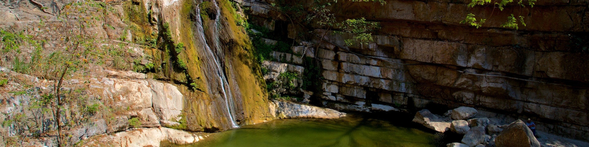 El Chorreadero featuring a waterfall and a lake or waterhole