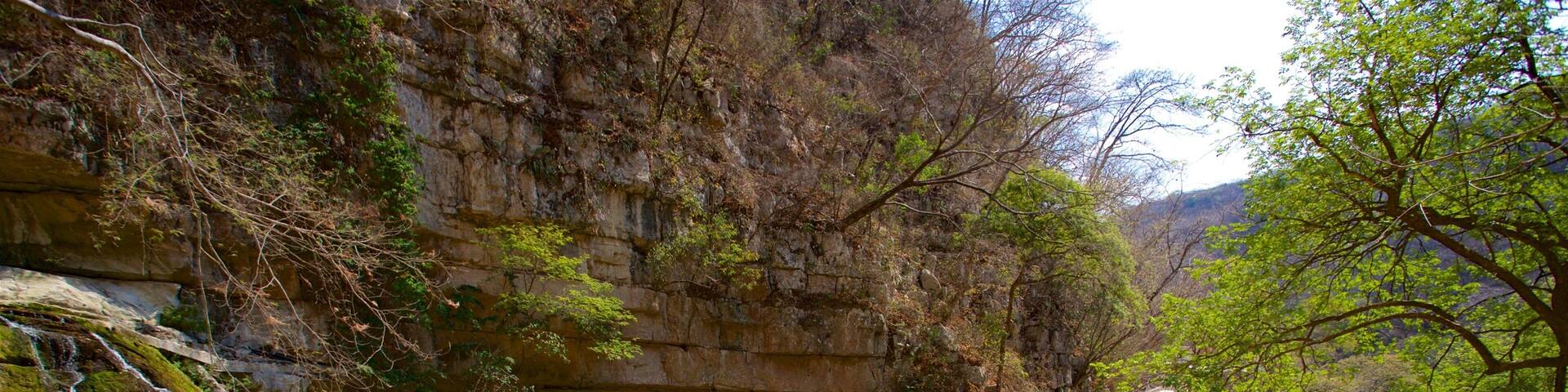 El Chorreadero ofreciendo una catarata y un río o arroyo