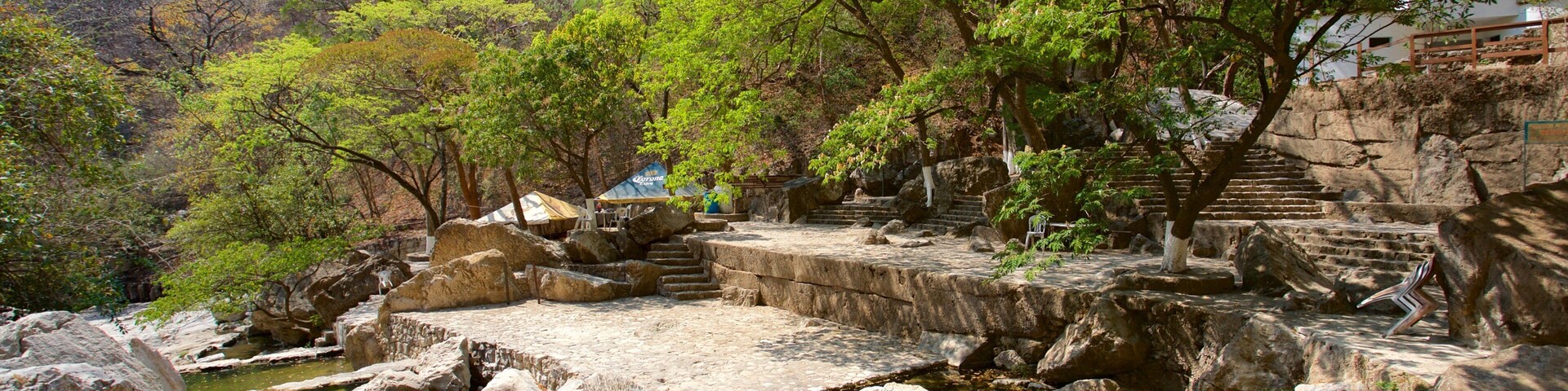 El Chorreadero which includes a pond and tranquil scenes