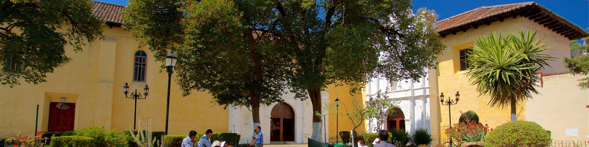 Templo del Carmen que inclui um jardim assim como um pequeno grupo de pessoas