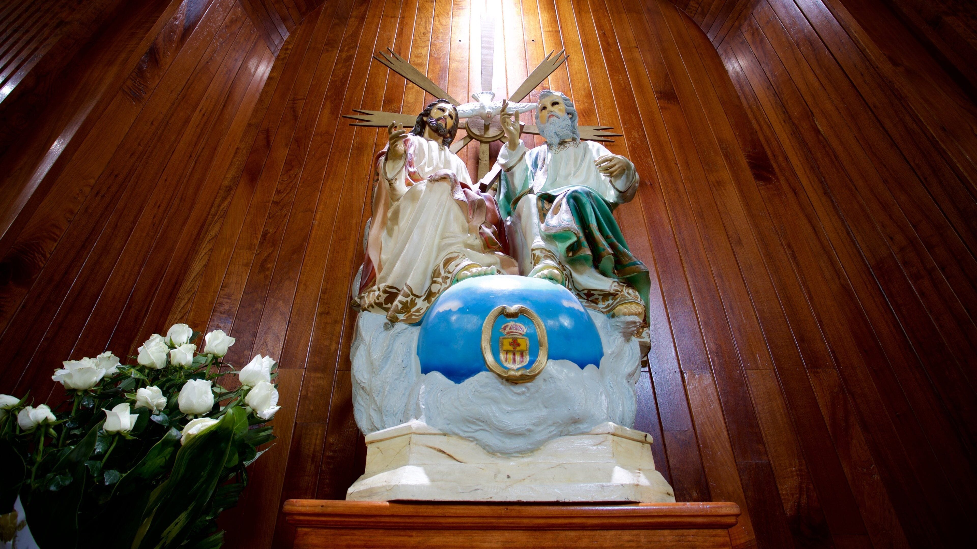 Templo del Carmen mostrando uma igreja ou catedral, flores e elementos religiosos