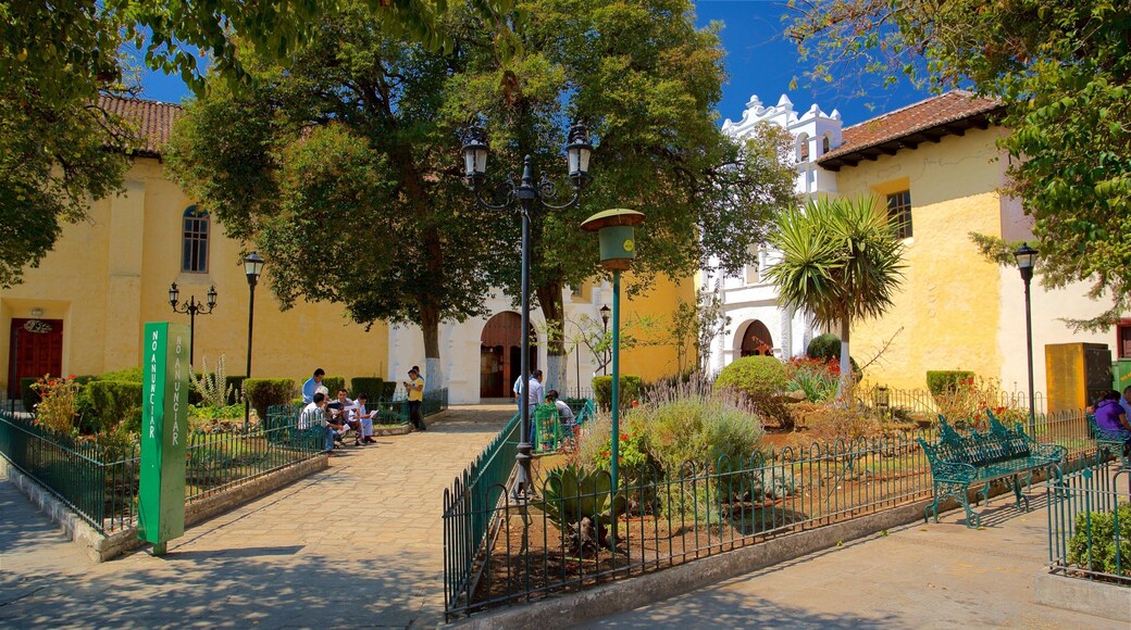 Templo del Carmen featuring a garden as well as a small group of people