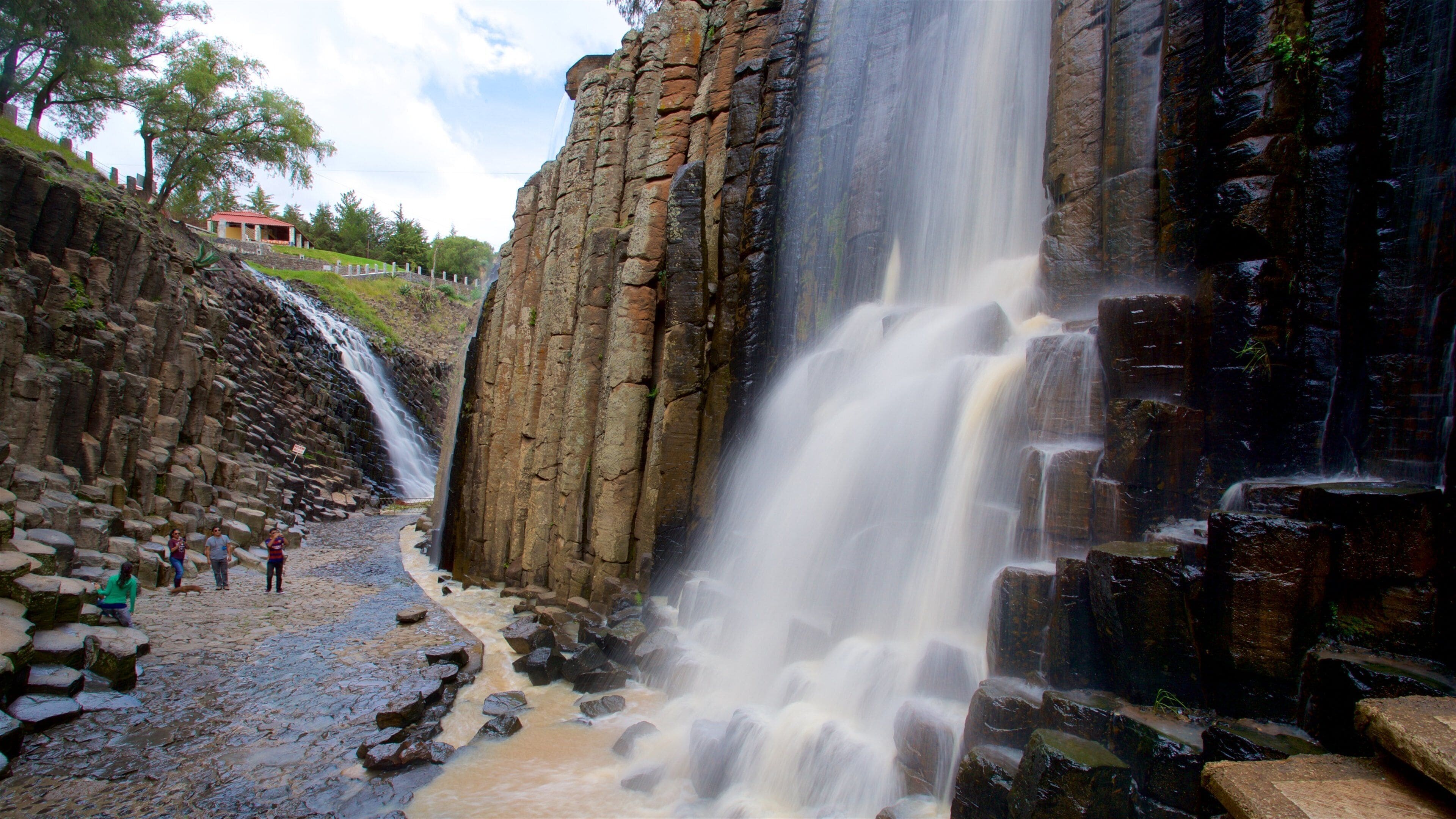 Prismas Basalticos Waterfall