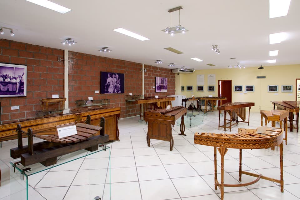 Un museo con muebles de madera y fotografías históricas en las paredes.