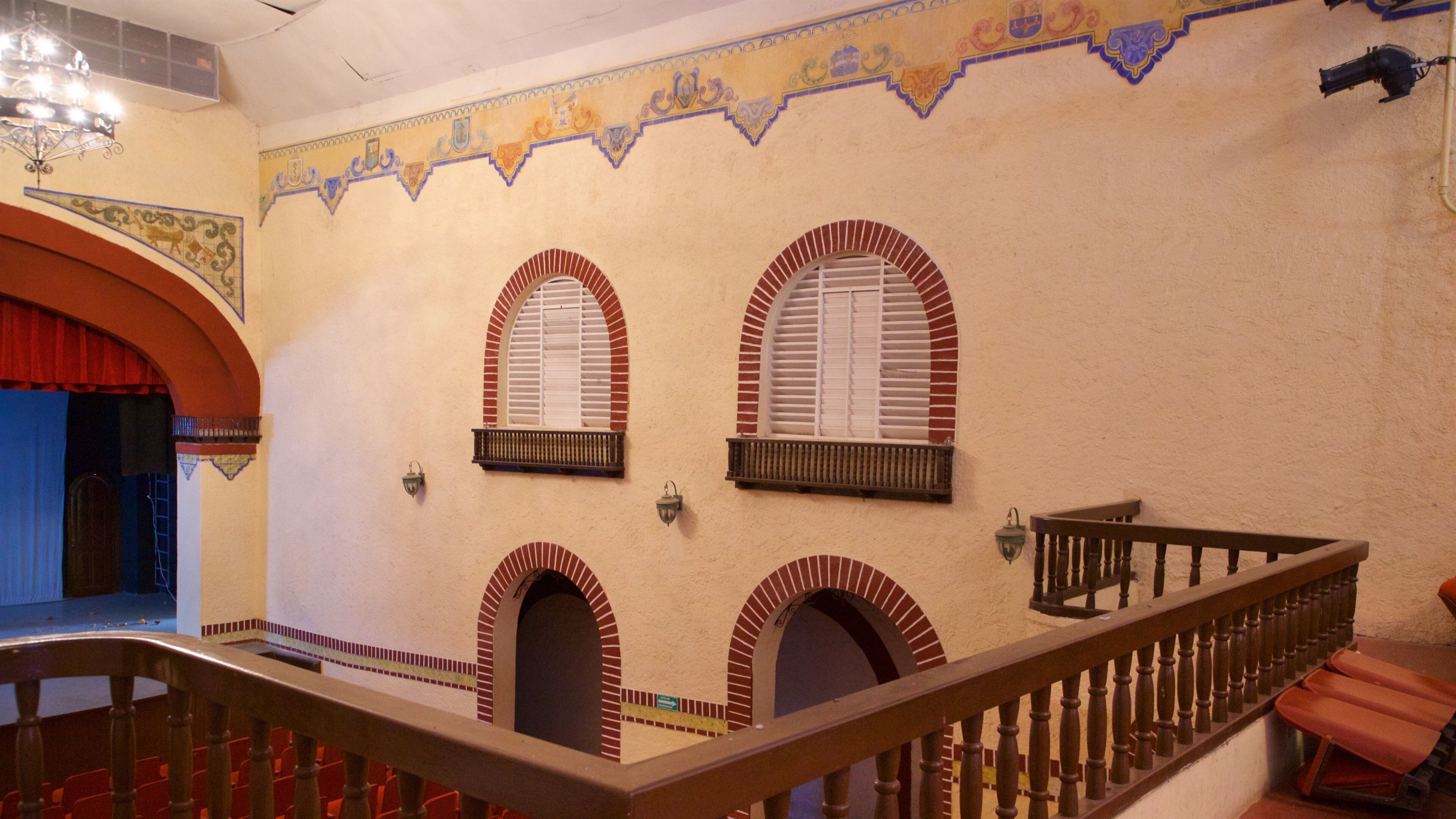 Teatro Marquez de Leon showing interior views