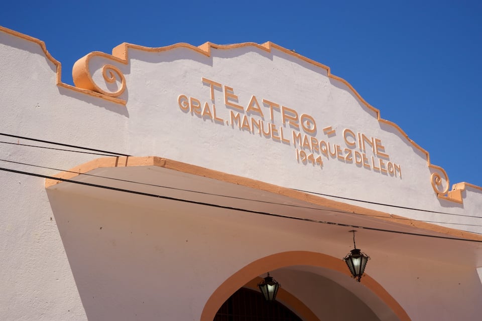 Ein Theatereingang mit einem Schild, auf dem „TEATRO ORAL MANUEL MARQUEZ DE LEON 1944“ steht.