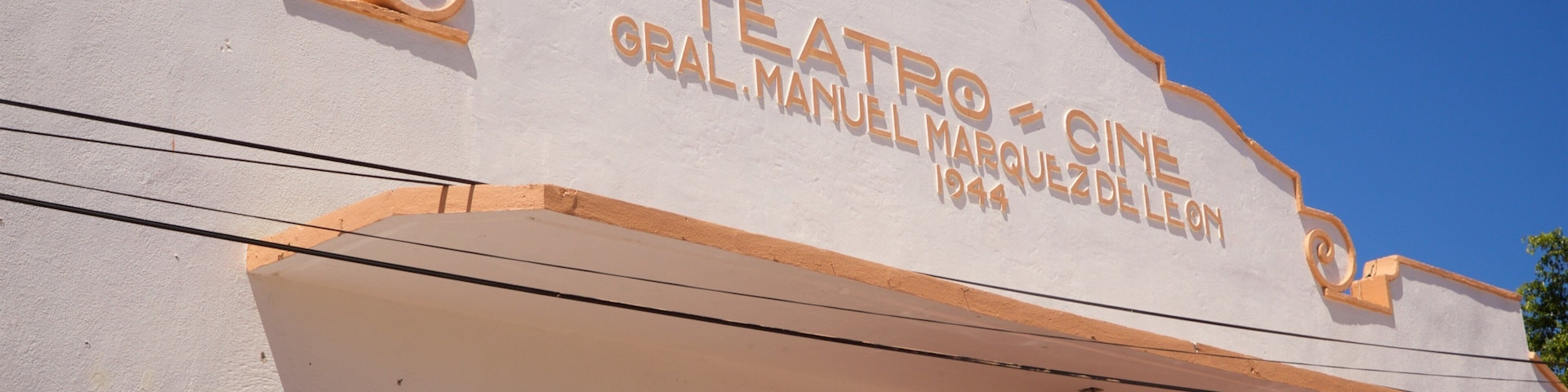 Teatro Marquez de Leon featuring signage