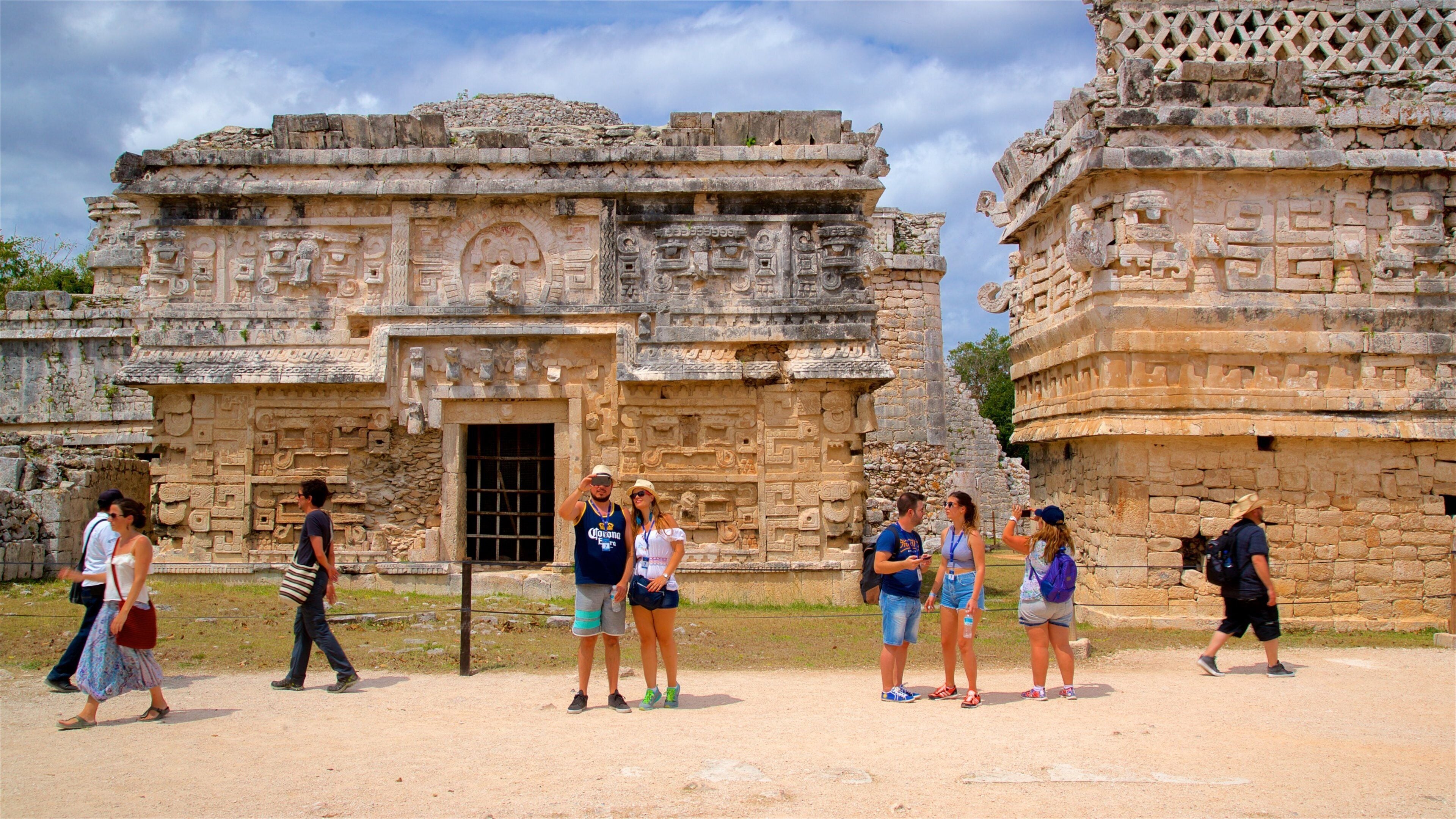 El Caracol som viser historiske bygningsværker såvel som en lille gruppe mennesker