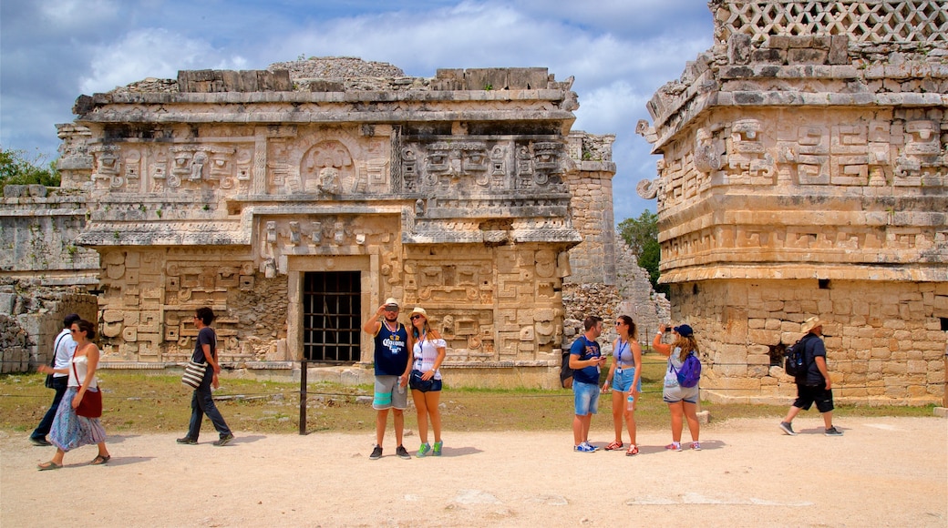 El Caracol showing heritage architecture as well as a small group of people