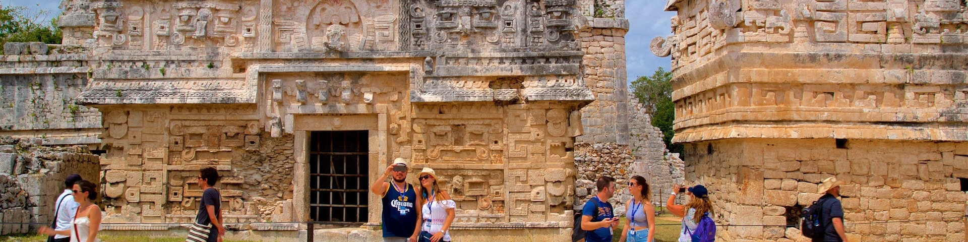 El Caracol showing heritage architecture as well as a small group of people