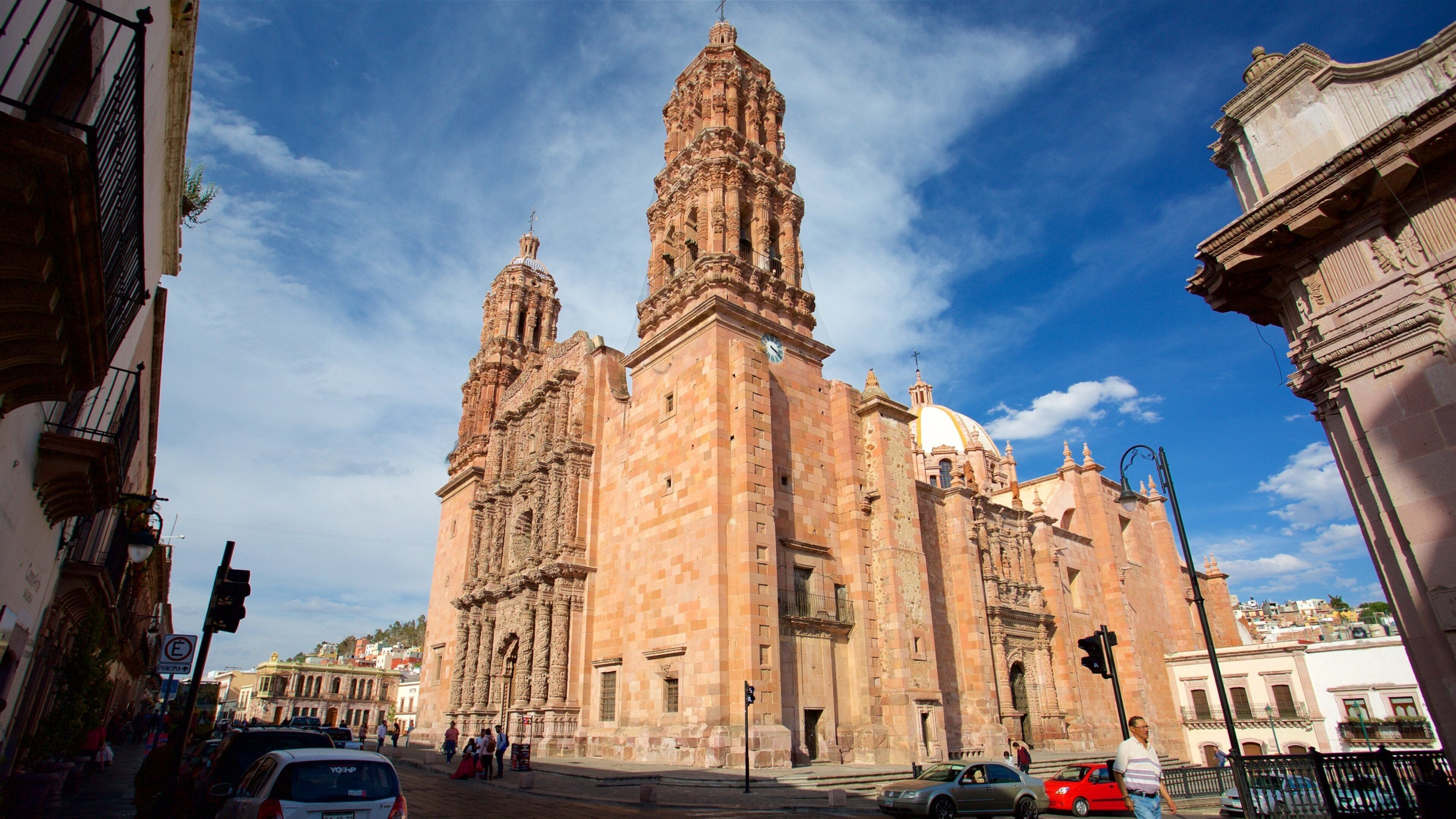 Una catedral histórica con arquitectura intrincada y una torre del reloj.