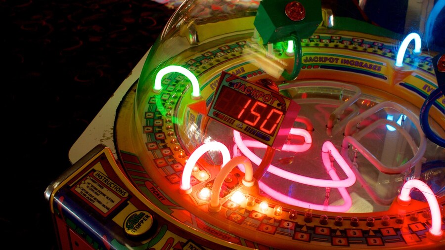 Boomers Fountain Valley que incluye vistas interiores