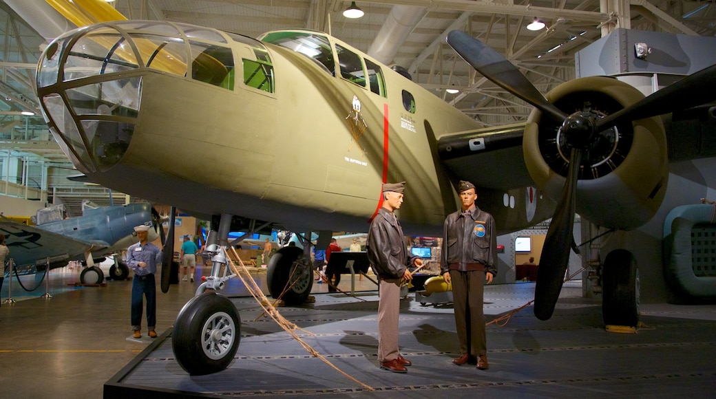 Pearl Harbor som inkluderar flygplan och interiörer