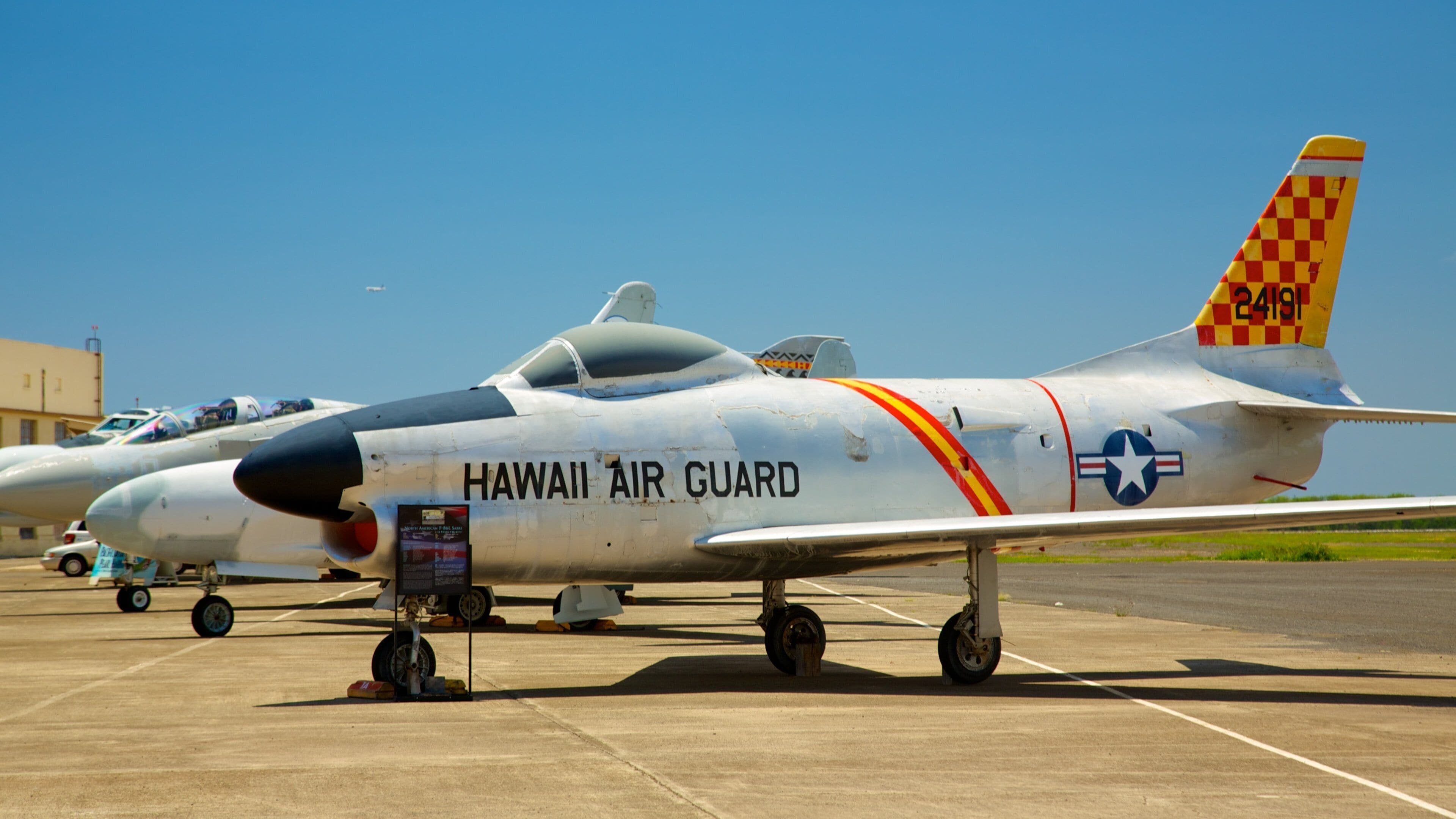 Honolulu featuring aircraft