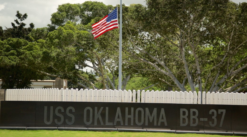 USS Oklahoma Memorial mostrando un jardín