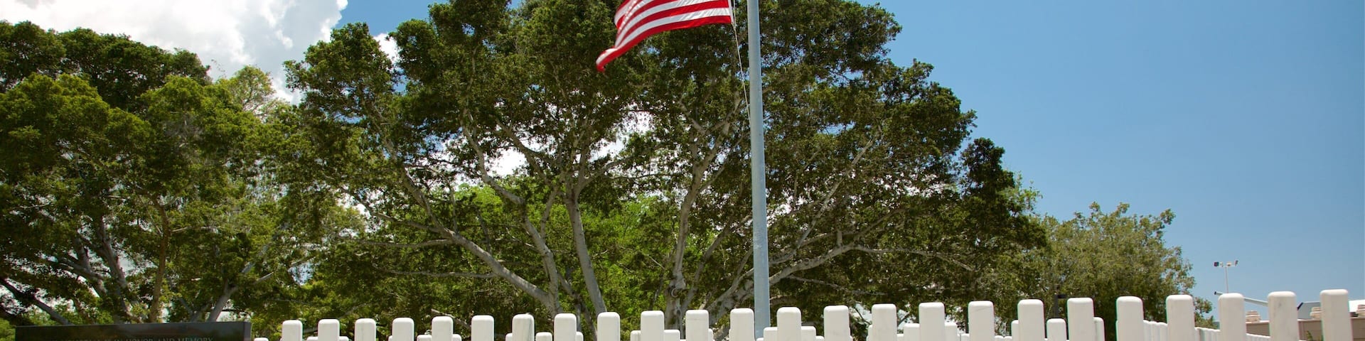 USS Oklahoma Memorial mettant en vedette jardin