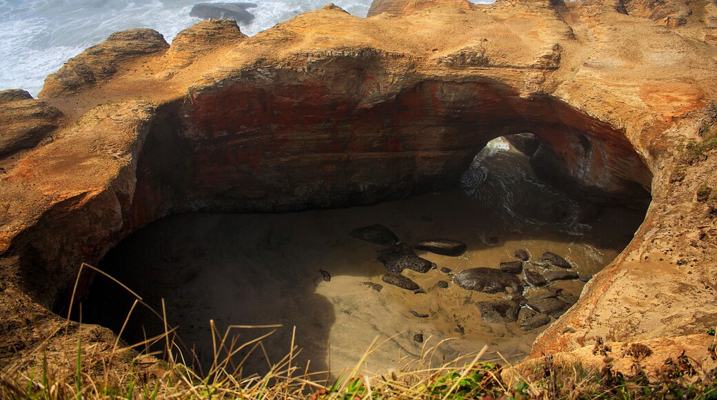 Devil's Punch Bowl State Park