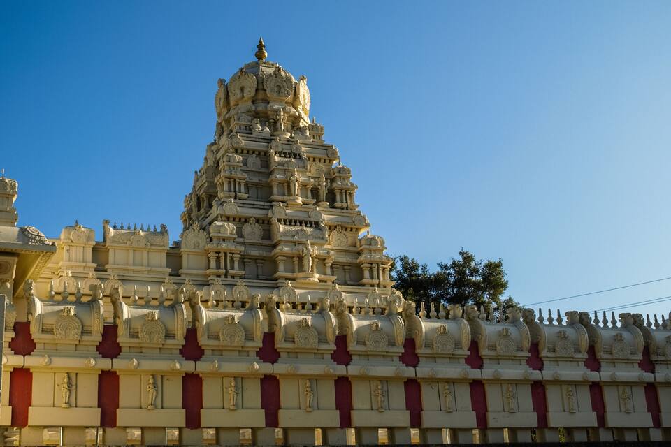 Um templo escalonado com esculturas detalhadas e um pináculo.