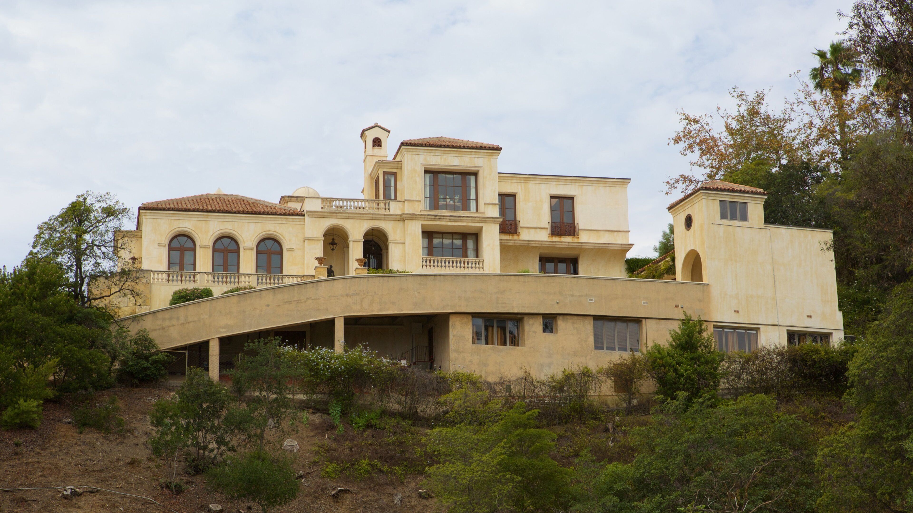 เบเวอร์ลีฮิลส์ เนื้อเรื่องที่ บ้าน